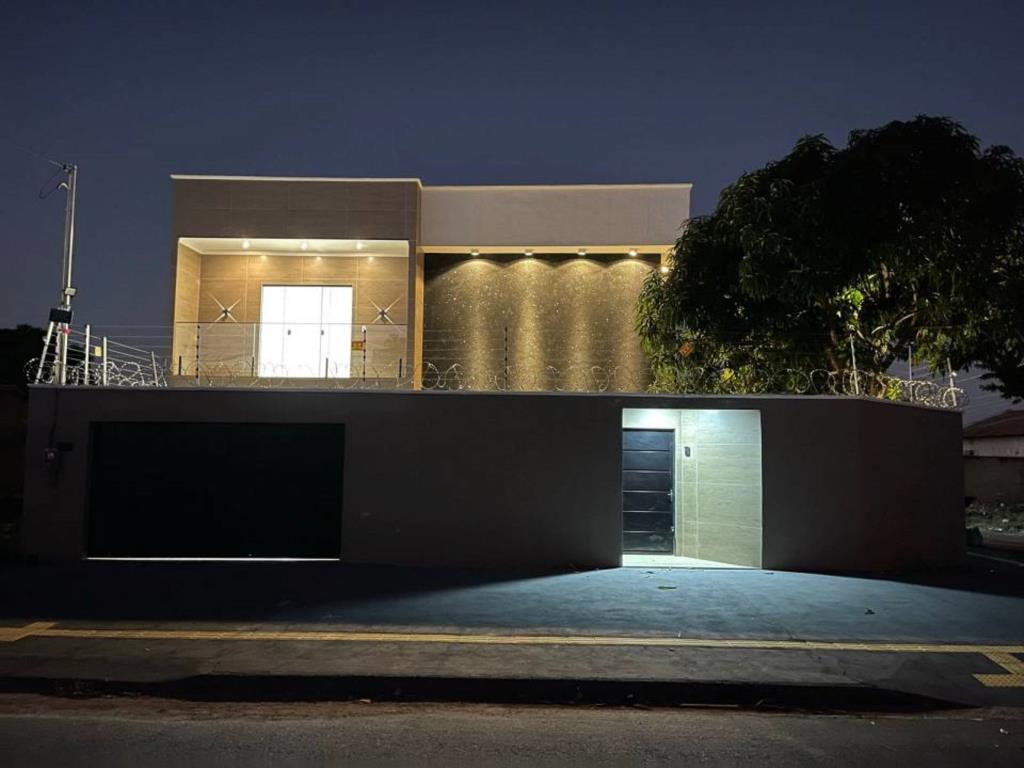 Casa de Condomínio à venda com 4 quartos, 214m² - Foto 1