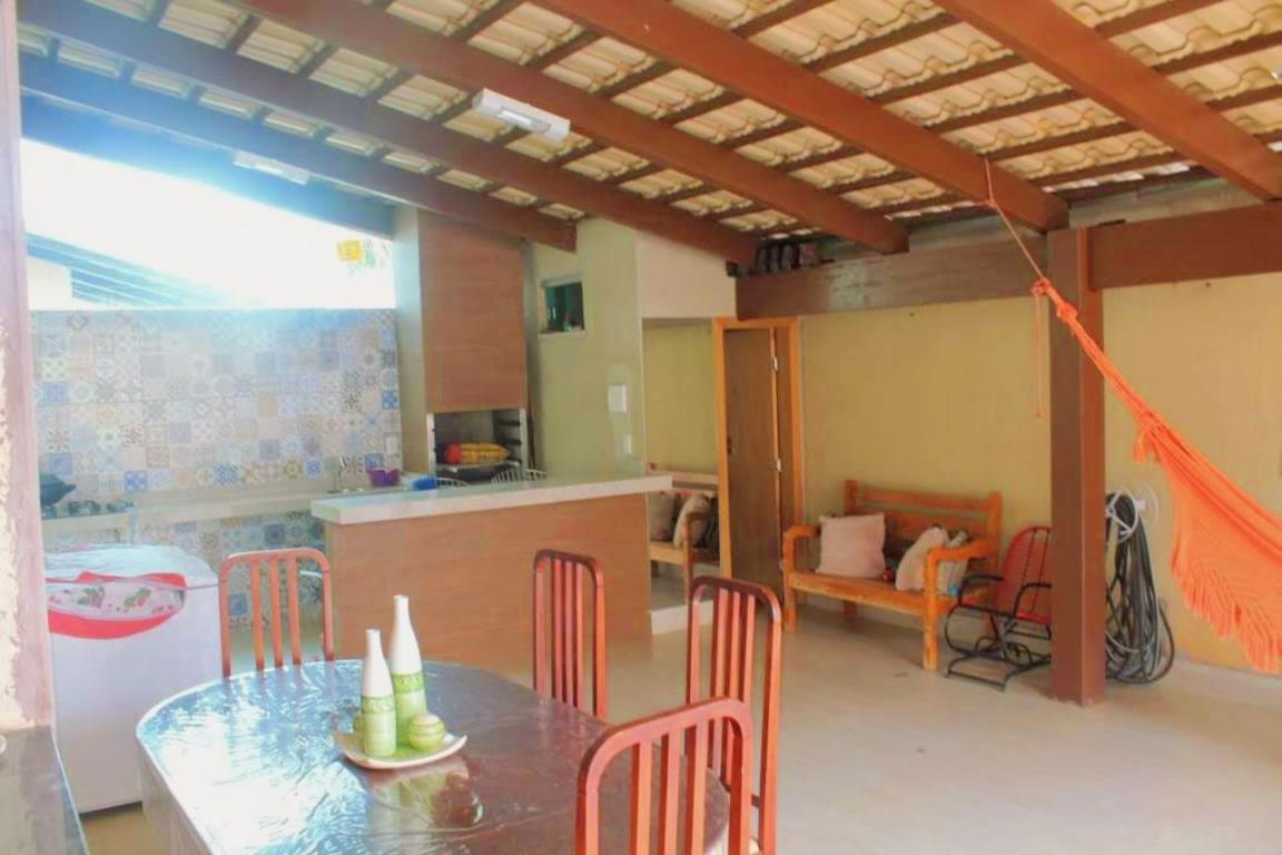 Casa à venda com 3 quartos, 241m² - Foto 1